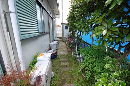 水がたまりやすく水はけが悪いコンクリート～相続した古い庭を空き家にせず、おしゃれなドッグランにリフォーム！管理の楽な庭に～神奈川県藤沢市の造園業者・外構業者