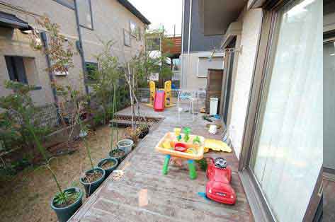 所々穴が空いたり腐ったりしている～神奈川県藤沢市Ｔ様事例　芝生の庭を後悔、芝生をやめたい。ウッドデッキで芝生の庭をリフォーム