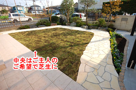 中央はご主人のご希望で芝生に 神奈川県藤沢市Ｔ様事例～芝生を植えたい・芝生を残したい庭におすすめ。管理と手入れが楽な天然芝生の庭