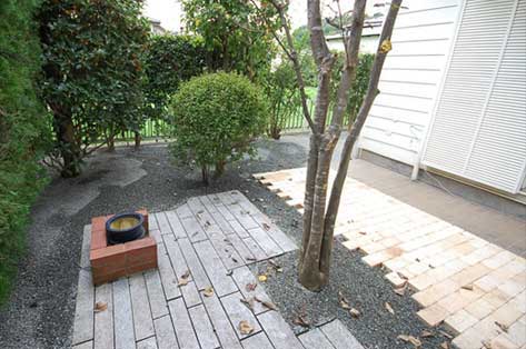 もともとあった石張りのバーベキュースペース　神奈川県 横浜市 雑草対策 レンガ張り 造園、おしゃれな広いお庭 レイアウト